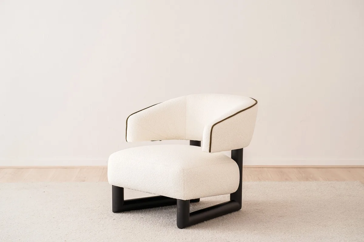 Butaca Neo · blanco roto y madera negro